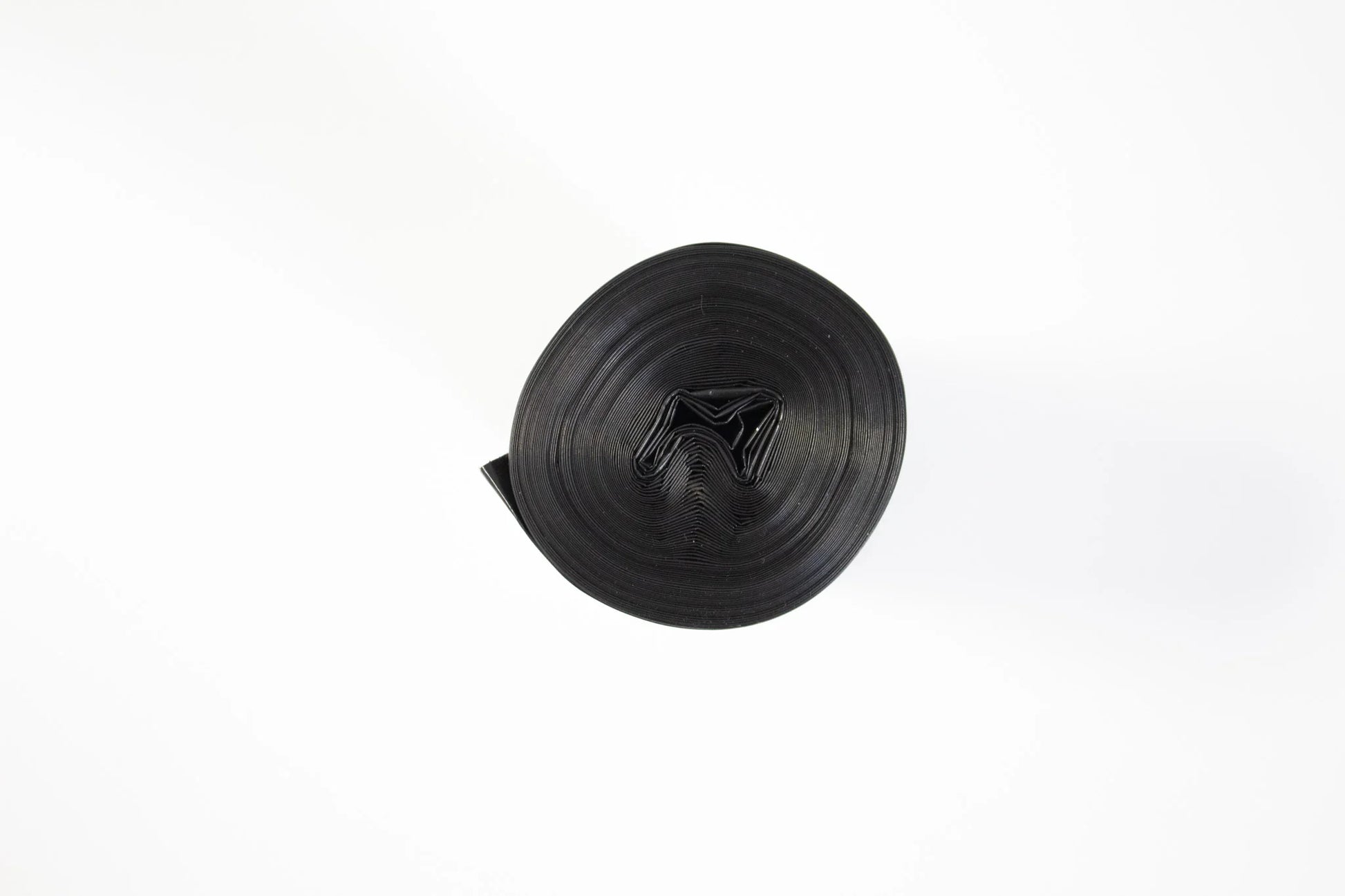 Rolka czarnych worków na śmieci na białym tle, pakowanie i sprzątanie