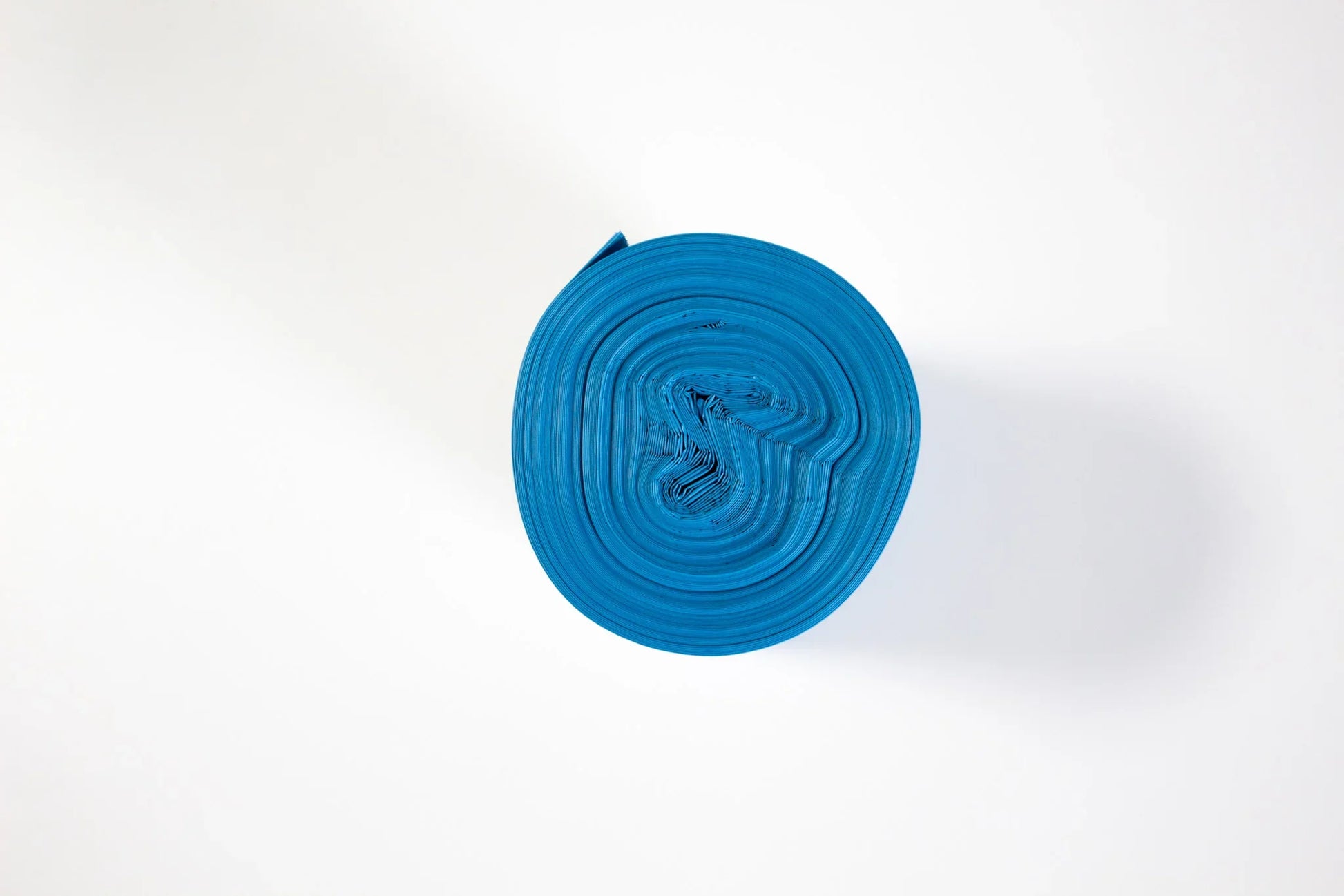 Rolki niebieskich worków na śmieci czarne na białym tle, plastikowe worki do segregacji odpadów