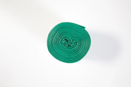 Rolka czarnych worków na śmieci z widokiem z góry na białym tle