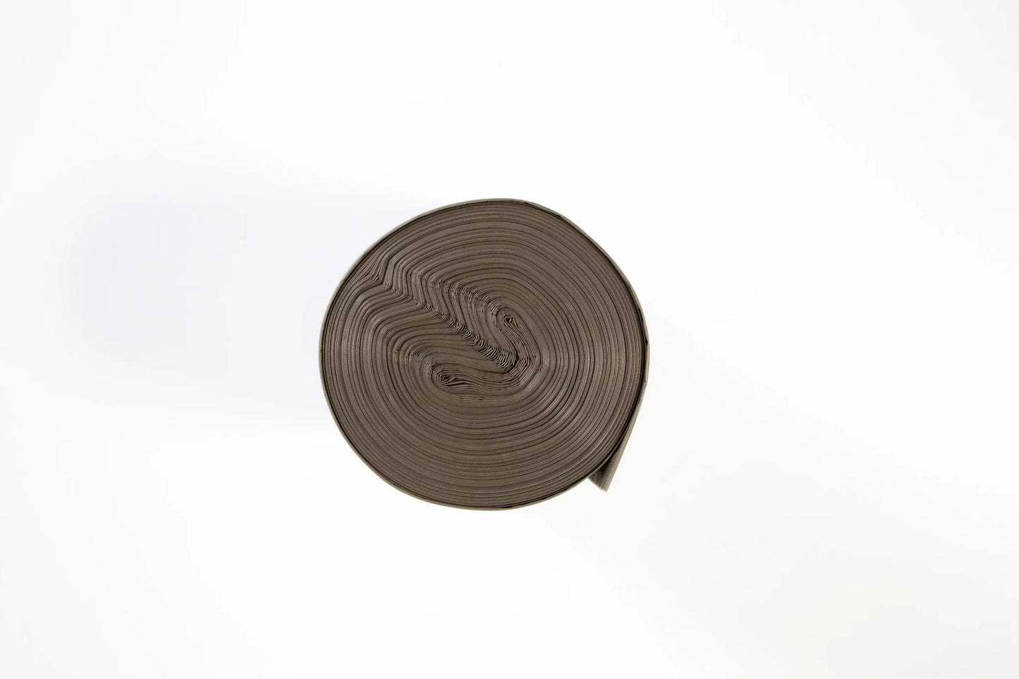 Rolka czarnych worków na śmieci na białym tle, plastikowe worki zwinięte w spiralę