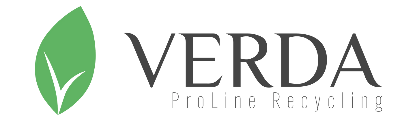 Logo Verda Proline Recycling z zielonym listkiem symbolizującym ekologię, bez czarnych worków na śmieci