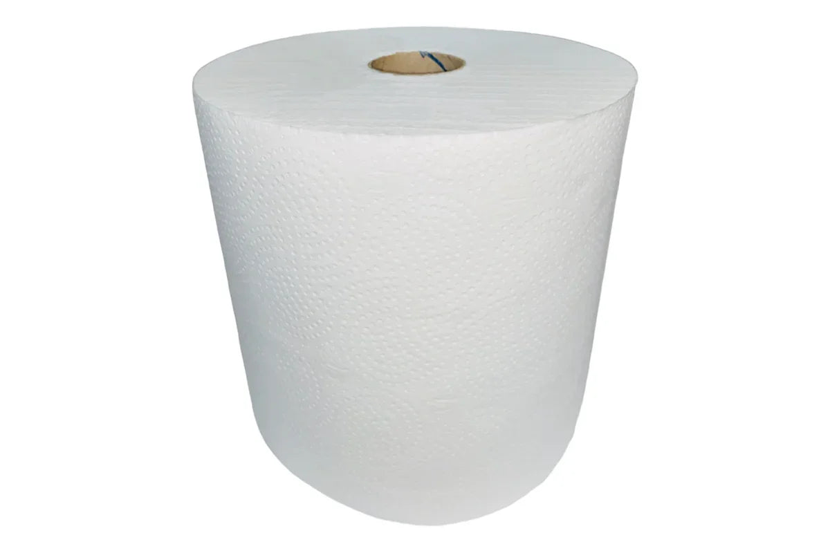 Duża rolka ręcznika papierowego celulozowego w białym kolorze na białym tle