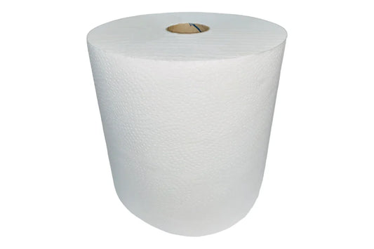 Duża rolka ręcznika papierowego celulozowego w białym kolorze na białym tle