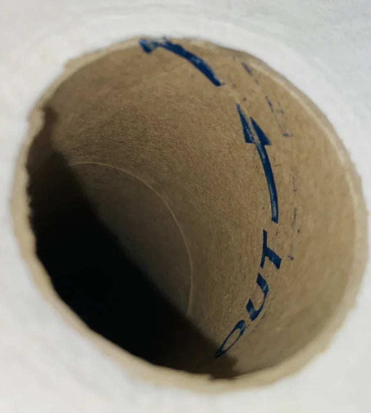 Wnętrze tekturowej tuby białego woreczka na śmieci czarnego koloru z niebieskimi oznaczeniami