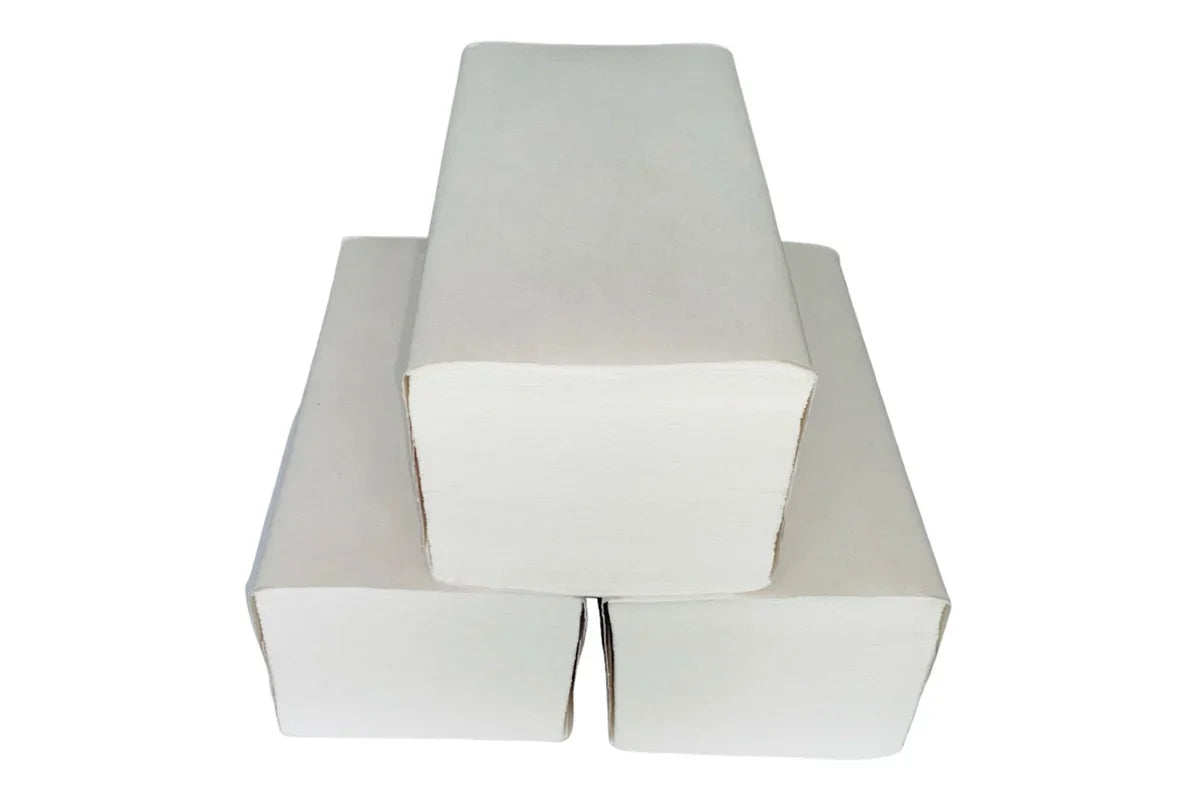 Złożone białe ręczniki papierowe w stosie na biały tle, worki na śmieci czarne