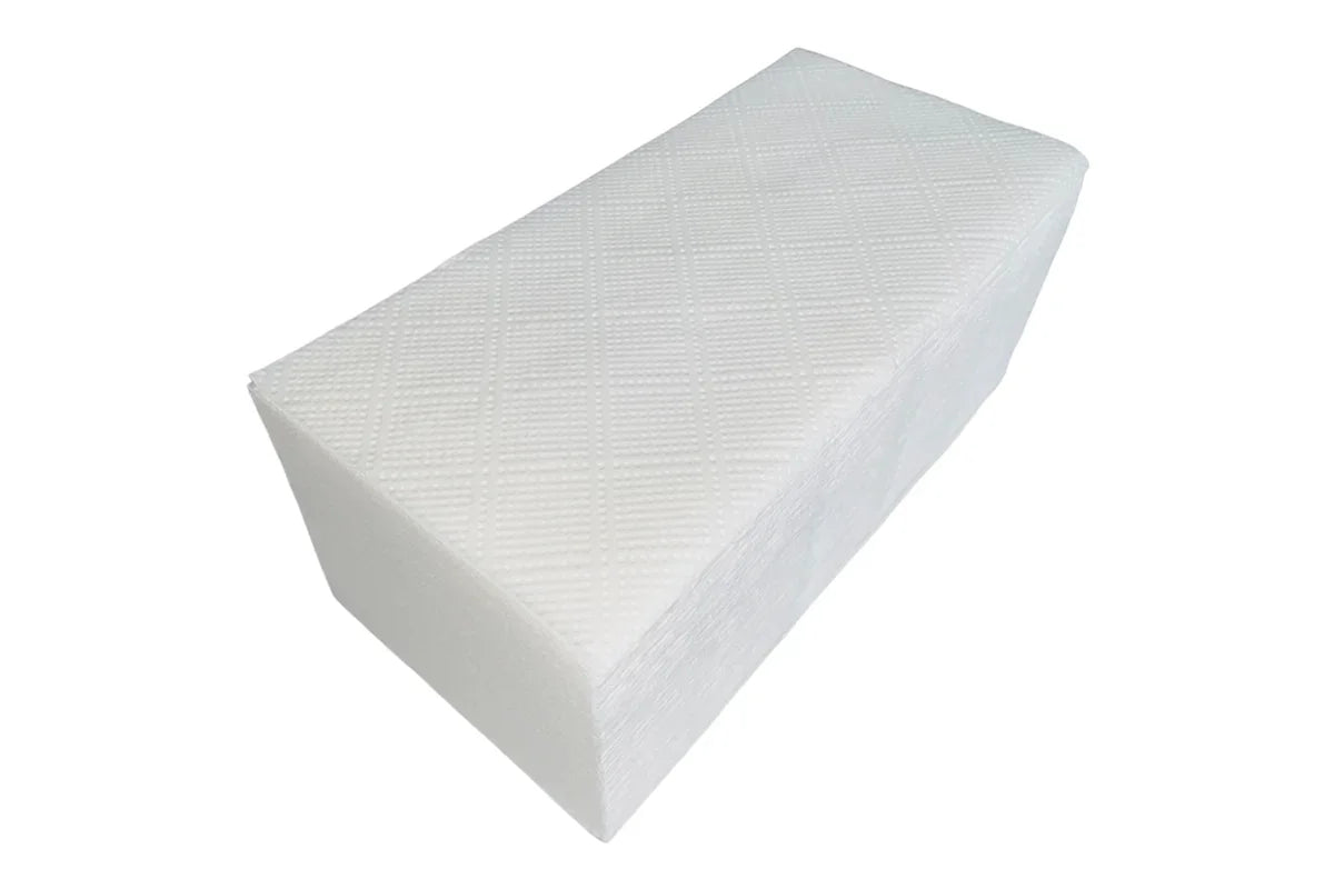 Biały składany ręcznik papierowy z teksturą, na białym tle, worki na śmieci czarne